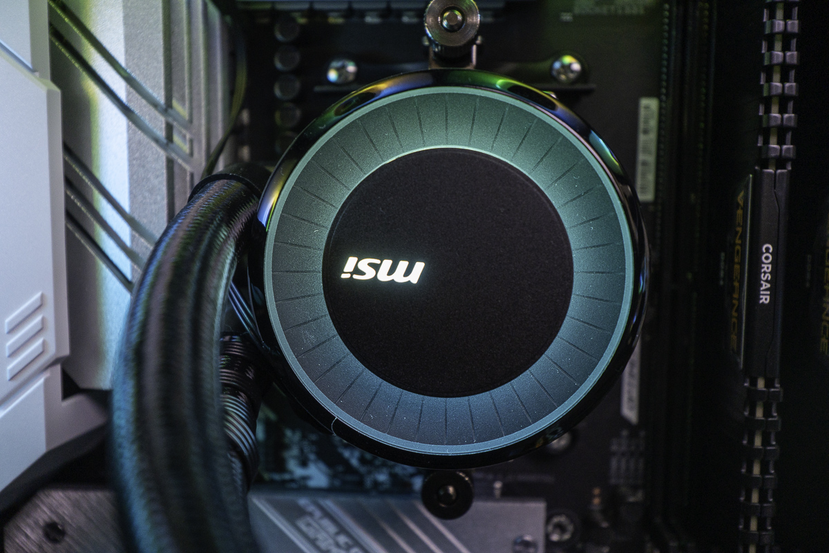 MAG CORELIQUID E240(ロゴが上下逆なので)