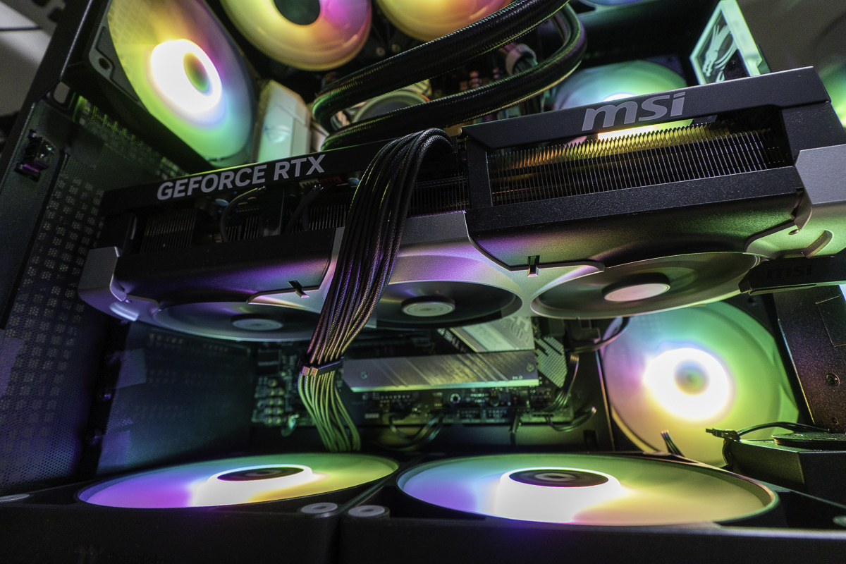 MSI MAG PANO M100R PZ 標準付属のPCIe 5.1 PSU ケーブル700mmではギリギリ