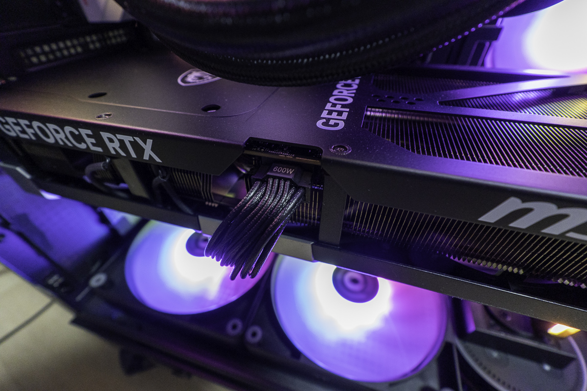 MSI MAG PANO M100R PZ 標準付属のPCIe 5.1 PSU ケーブル700mmでは若干テンションがかかる