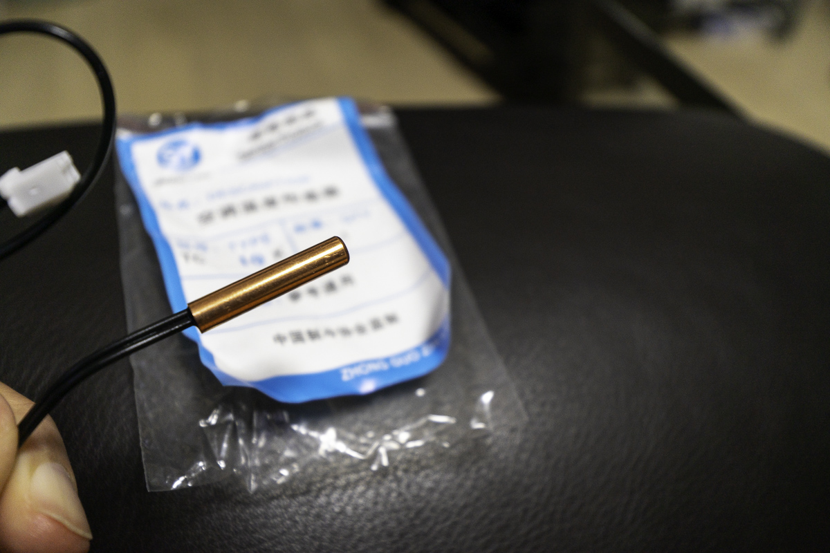 RTX5090のバックプレートの温度を直接計測するtCサーマルセンサー