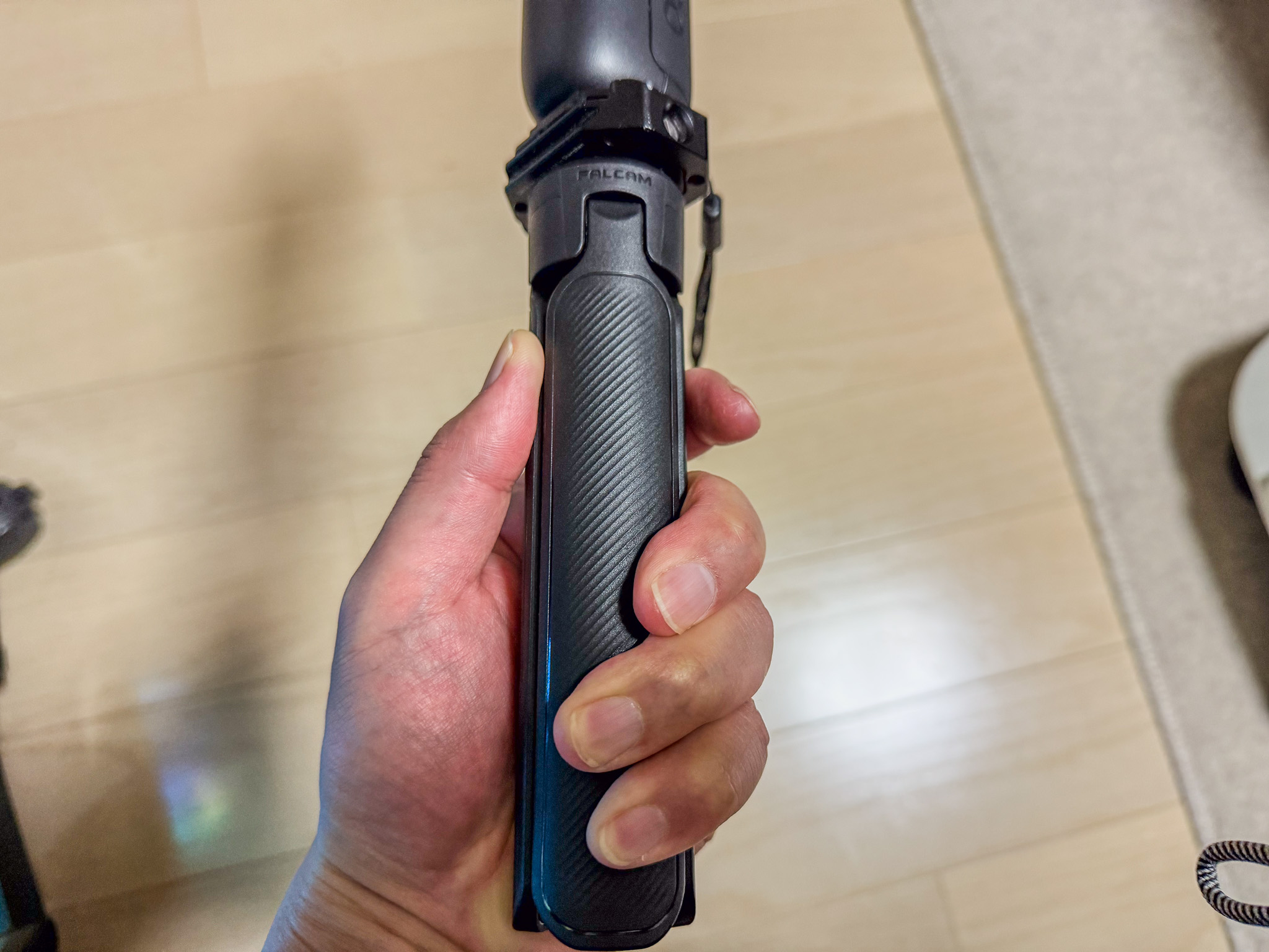 Osmo 360にFalcamミニ三脚を装着した様子